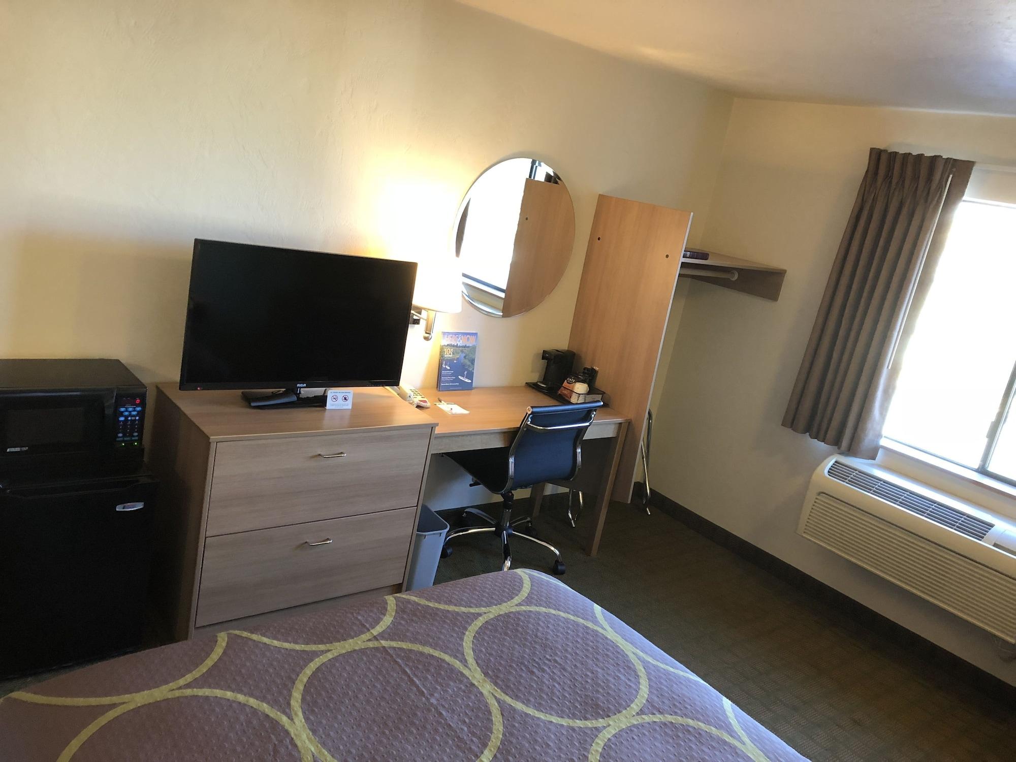 Super 8 By Wyndham Bend Hotel Luaran gambar